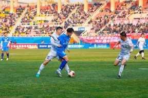 开云体育入口-球员团队精神大爆发，足球比赛现场紧张刺激！()