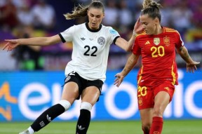 最新足球资讯：女子赛事中的惊险一幕！()