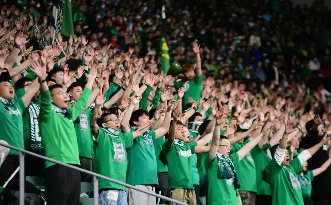 开云体育-比赛现场气氛热烈，球员们百分百投入，精彩纷呈！()  第1张