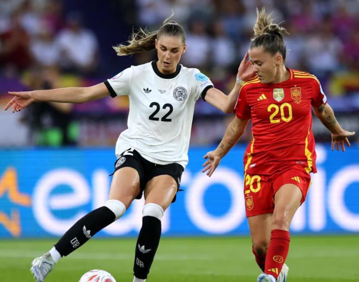 最新足球资讯：女子赛事中的惊险一幕！()  第1张