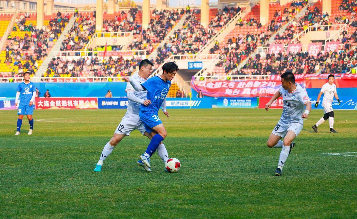 开云体育入口-球员团队精神大爆发，足球比赛现场紧张刺激！()  第1张