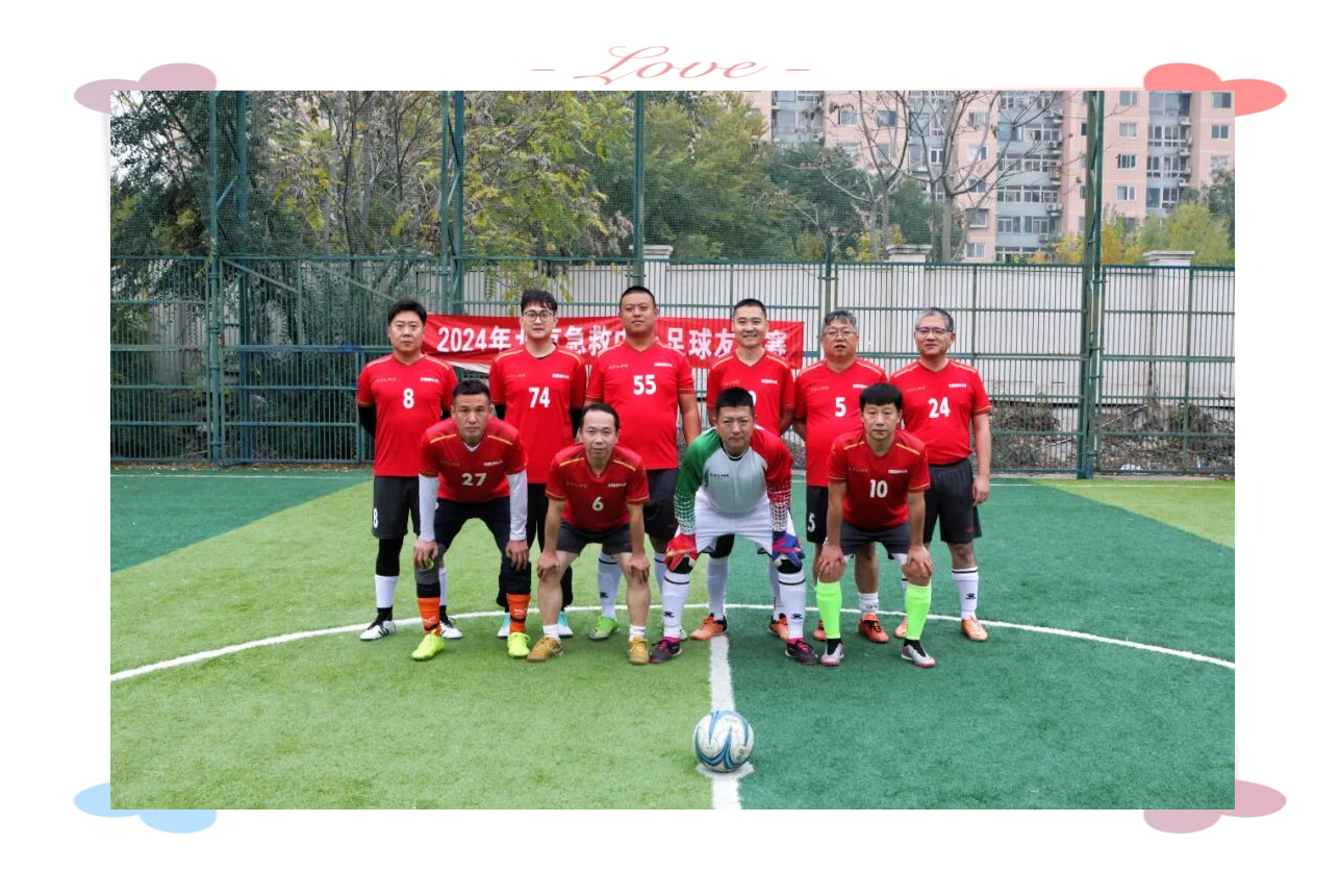 开云体育入口-球员团队精神大爆发，足球比赛现场紧张刺激！()  第2张