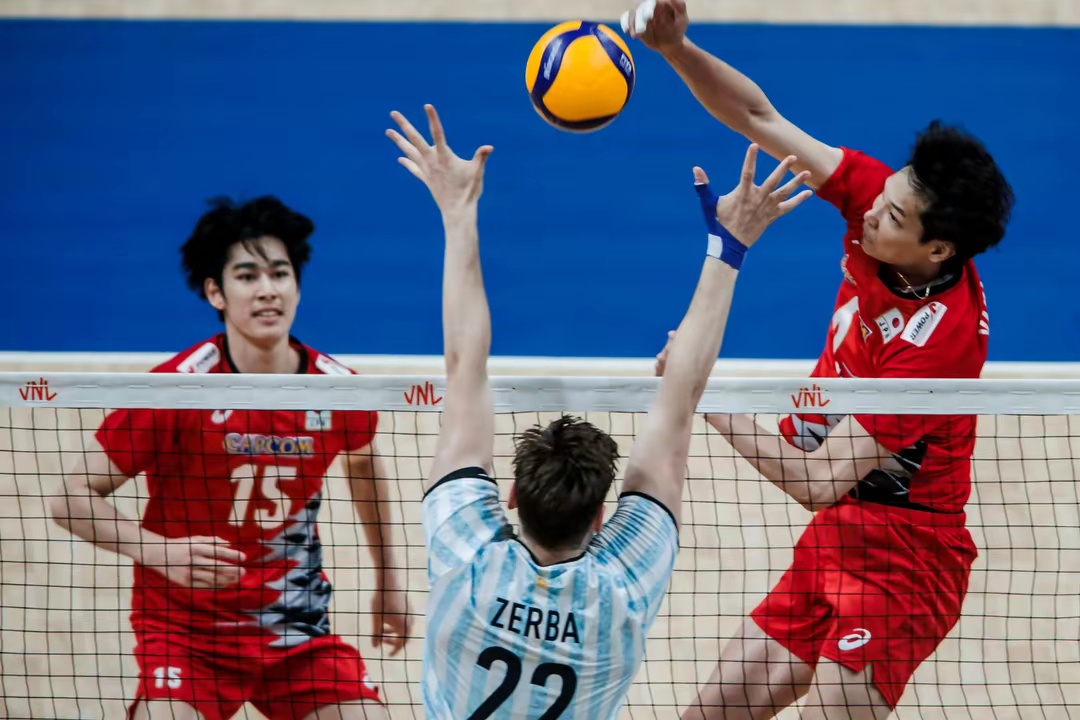 开云app-探讨国内联赛风云变幻，看球队如何应对挑战()  第1张