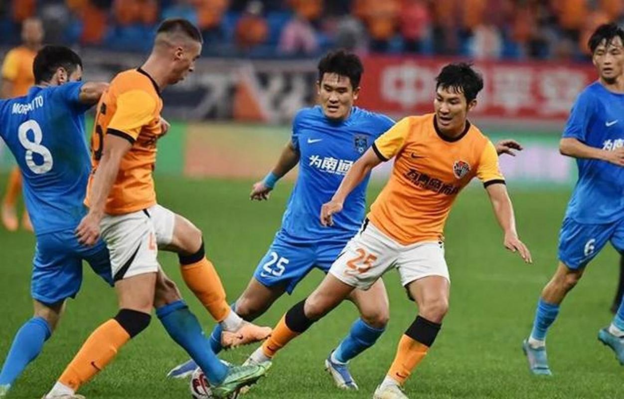 开云app-探讨国内联赛风云变幻，看球队如何应对挑战()  第2张