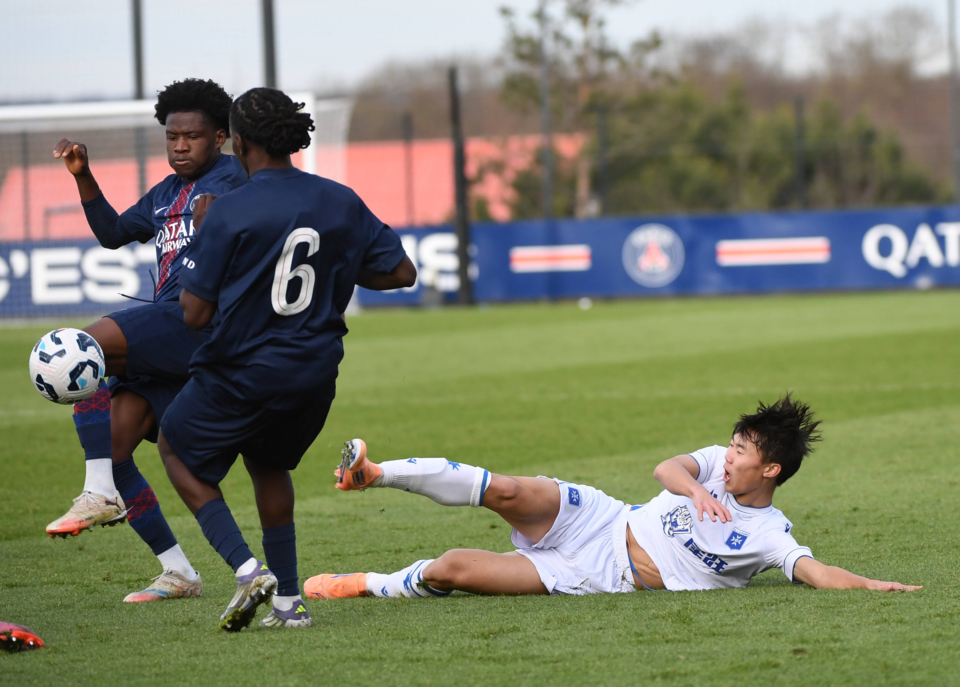 开云体育娱乐app-巴黎圣日耳曼队外援状态神勇，领队勇夺胜利()  第2张