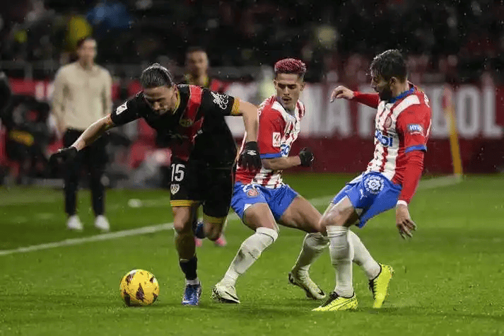 开云官方在线-塞维利亚在主场表现出色，全面压倒对手()  第1张