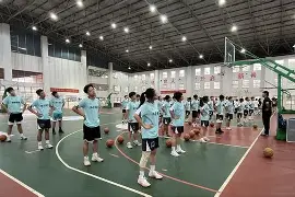 kysports-篮球名宿出席公益活动，传递正能量()  第2张